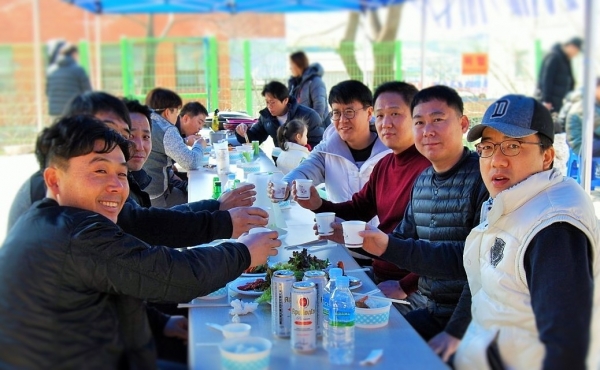▲ 이천73 동문회원들이 술한잔에 우정을 나누고 있다.