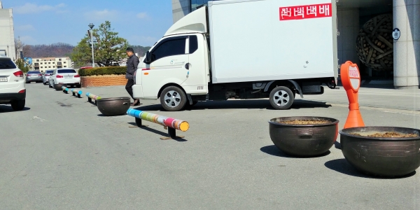이천시청 후문 광장에 설치된 주차장애물들이 난잡하다는 지적을 받고 있다.