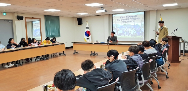 김용수 점동면장과 늘푸른자연학교 학생들이 대화를 하고 있다.