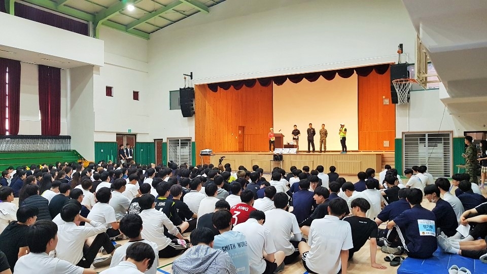 여주 세종고등학교(교장 유정옥)는 지난 15일 학교 특색사업인 마을공동체가 함께 하는 '제2회 사제동행 내 고장 여강길 달리기 대회'를 개최했다.