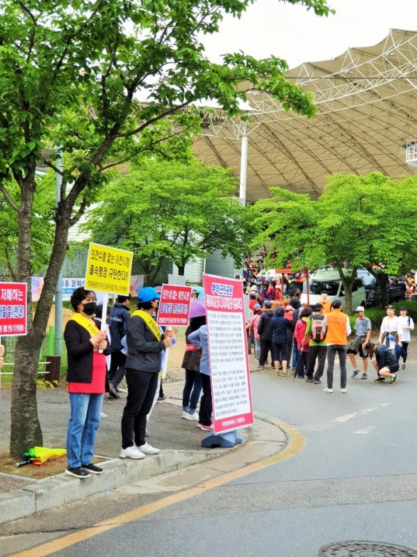 양정학교 학부모들과 비대위는 19일 오전 설봉공원 이천시민 한마음 걷기대회 행사장에서 부악공원 민간개발 백지화를 위한 서명운동과 게릴라 피켓시위를 벌이고 있다.