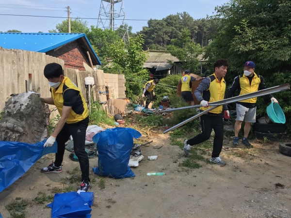 이천시배드민턴협회 청년회는 지난 2일 율면에서 이웃돕기 청소봉사활동을 펼쳤다.
