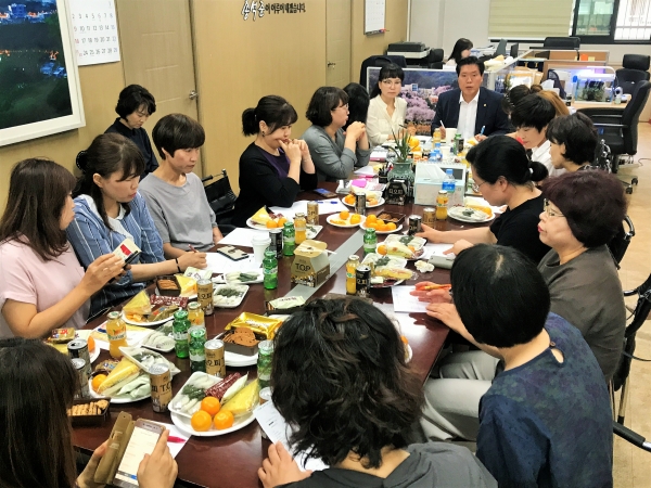 송석준 국회의원이 17일 이천시 고교학부모연합회원들과 간담회를 갖고 있다.
