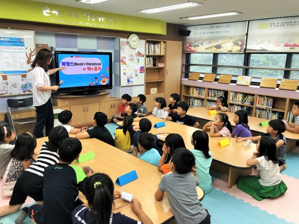 이천 백사초등학교는 지난 24일부터 3일 간 학교도서관에서 “백사 여름 독서교실”을 개최했다.