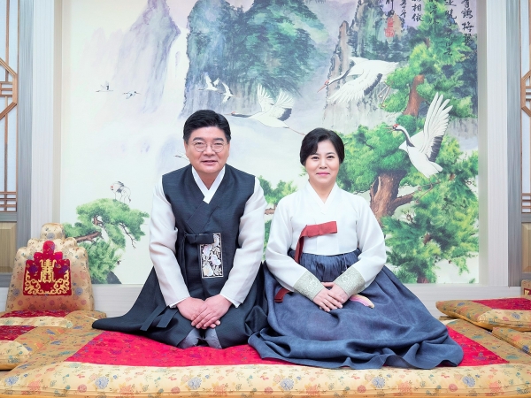 "새해 복 많이 받으세요" 김용진 국회의원 예비후보 부부가 이천시민들에게 설명절 인사를 하고 있다.