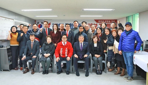 20일 총선출마 기자회견을 마친 김선교 전 양평군수가 지지자들과 함게 기념촬영을 하고 있다.