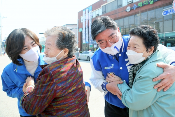 김용진 후보가 2일 고향 장호원에서 출정식을 갖고 본격 선거운동에 돌입했다.