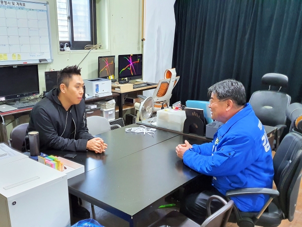 김용진 후보가 세계적인 마술가이자 국내 일루션 산업 선구자인 이은결씨와 일루젼시티 공약에 대한 대화를 나누고 있다.