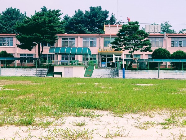 21일 현재 잡초 제거 중이라는 한 중학교 운동장.